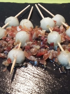 Una foto de Bolitas de melón con jamón