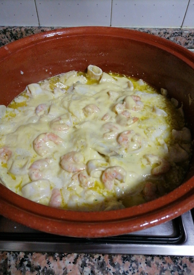 Una foto de Bacalao al pilpil con gambas y calamares