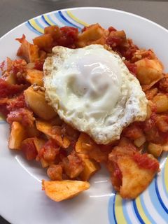 Una foto de Pisto con patatas y huevo