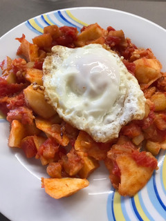 Una foto de Pisto con patatas y huevo