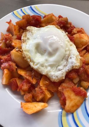 Una foto de Pisto con patatas y huevo