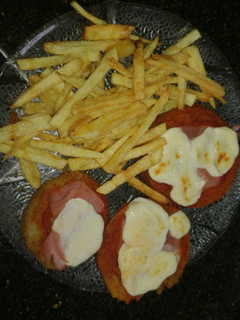 Una foto de Milanesa de zapallo a la napolitana con papas fritas