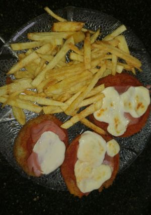 Una foto de Milanesa de zapallo a la napolitana con papas fritas