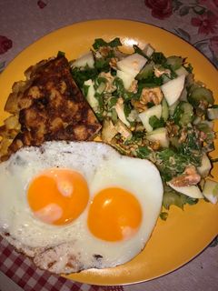 Una foto de Tortilla de papas, con ensalada y huevos 😋