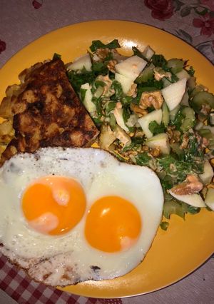 Una foto de Tortilla de papas, con ensalada y huevos 😋
