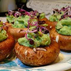 Foto principal de Champiñones crudiveganos rellenos de pesto de aguacate