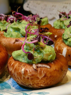 Una foto de Champiñones crudiveganos rellenos de pesto de aguacate