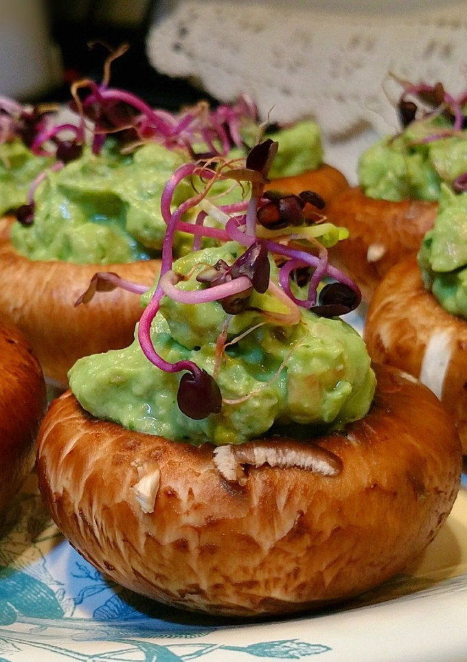 Una foto de Champiñones crudiveganos rellenos de pesto de aguacate