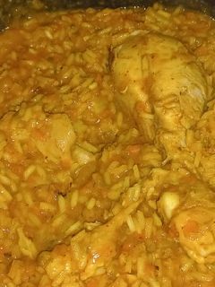 Una foto de Guiso de arroz con pollo y arvejas
