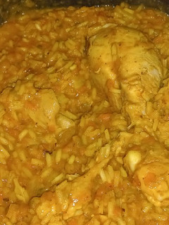 Una foto de Guiso de arroz con pollo y arvejas