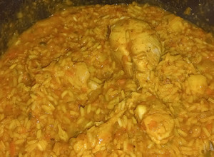 Una foto de Guiso de arroz con pollo y arvejas