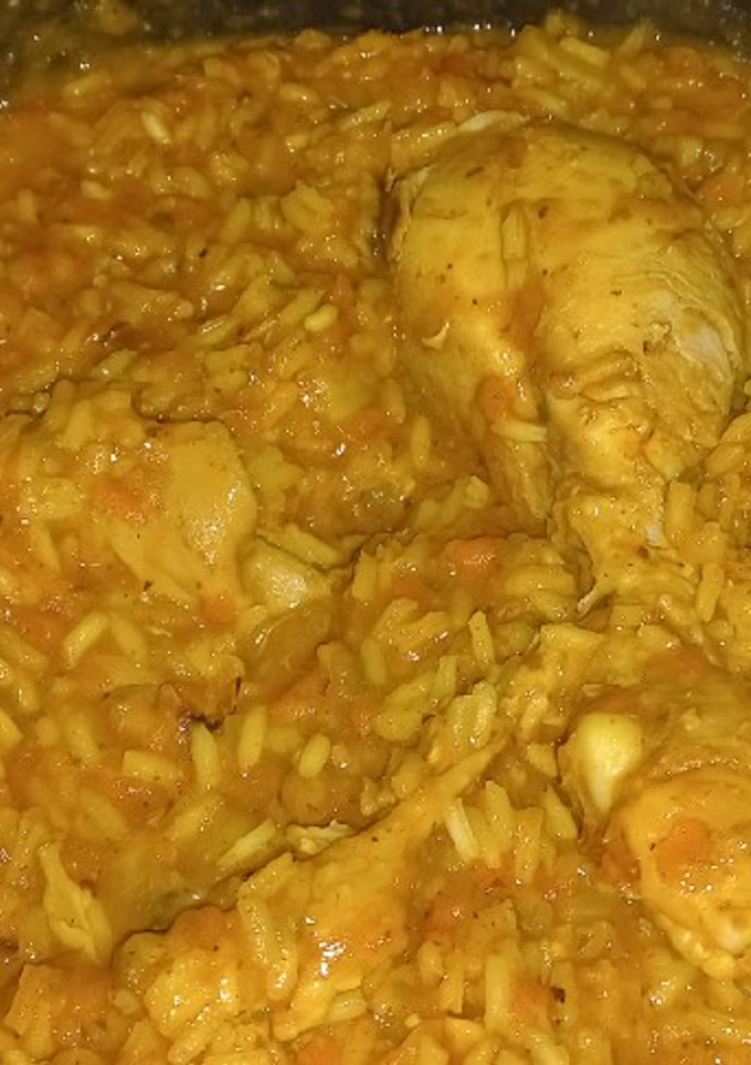 Una foto de Guiso de arroz con pollo y arvejas