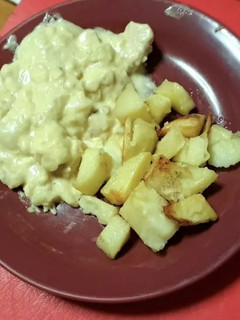 Una foto de Pollo a la crema con papas