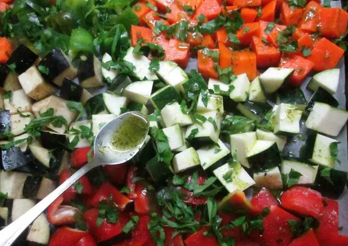 Dados de verduras horneados con salsa de finas hierbas