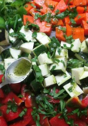 Una foto de Dados de verduras horneados con salsa de finas hierbas