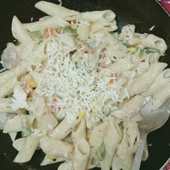A picture of White sauce pasta.