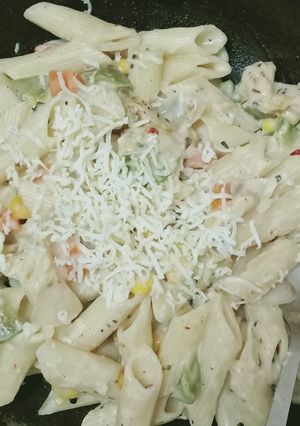 A picture of White sauce pasta.