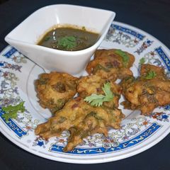 A picture of Aloo Or Palak Pakory.