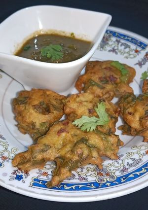 A picture of Aloo Or Palak Pakory.