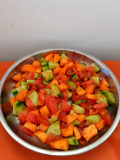 ગાજર કાકડી અને ટામેટાનું સલાડ (Gajar Cucumber Tomato Salad Recipe In Gujarati) રેસીપી મુખ્ય ફોટો