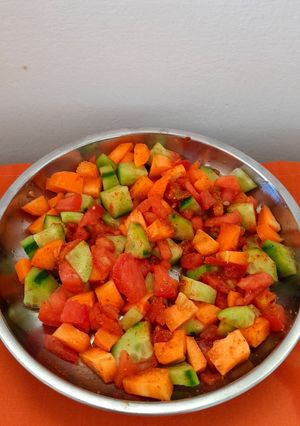 ગાજર કાકડી અને ટામેટાનું સલાડ (Gajar Cucumber Tomato Salad Recipe In Gujarati) રેસીપી મુખ્ય ફોટો