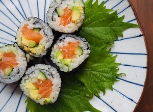 Foto di Maki sushi con salmone e avocado