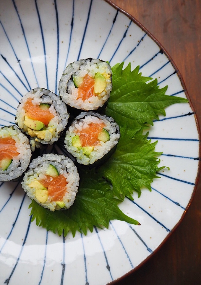 Foto di Maki sushi con salmone e avocado