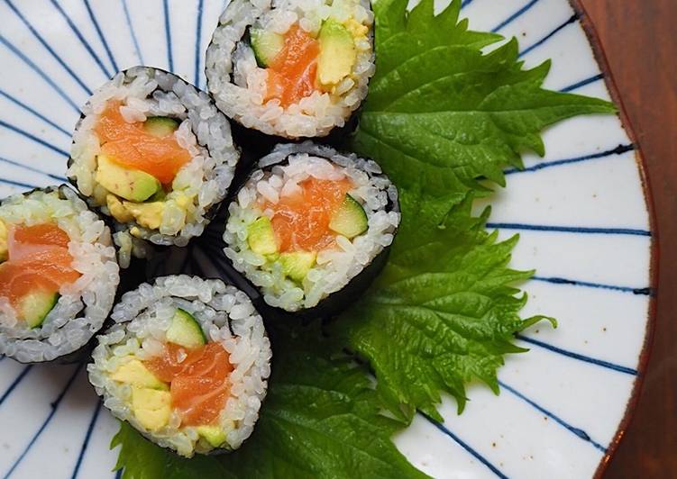 Maki sushi con salmone e avocado