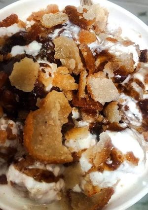 A picture of Dahi vada.