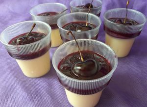 Una foto de Panacotta de mascarpone y frutos rojos 🍒🍓