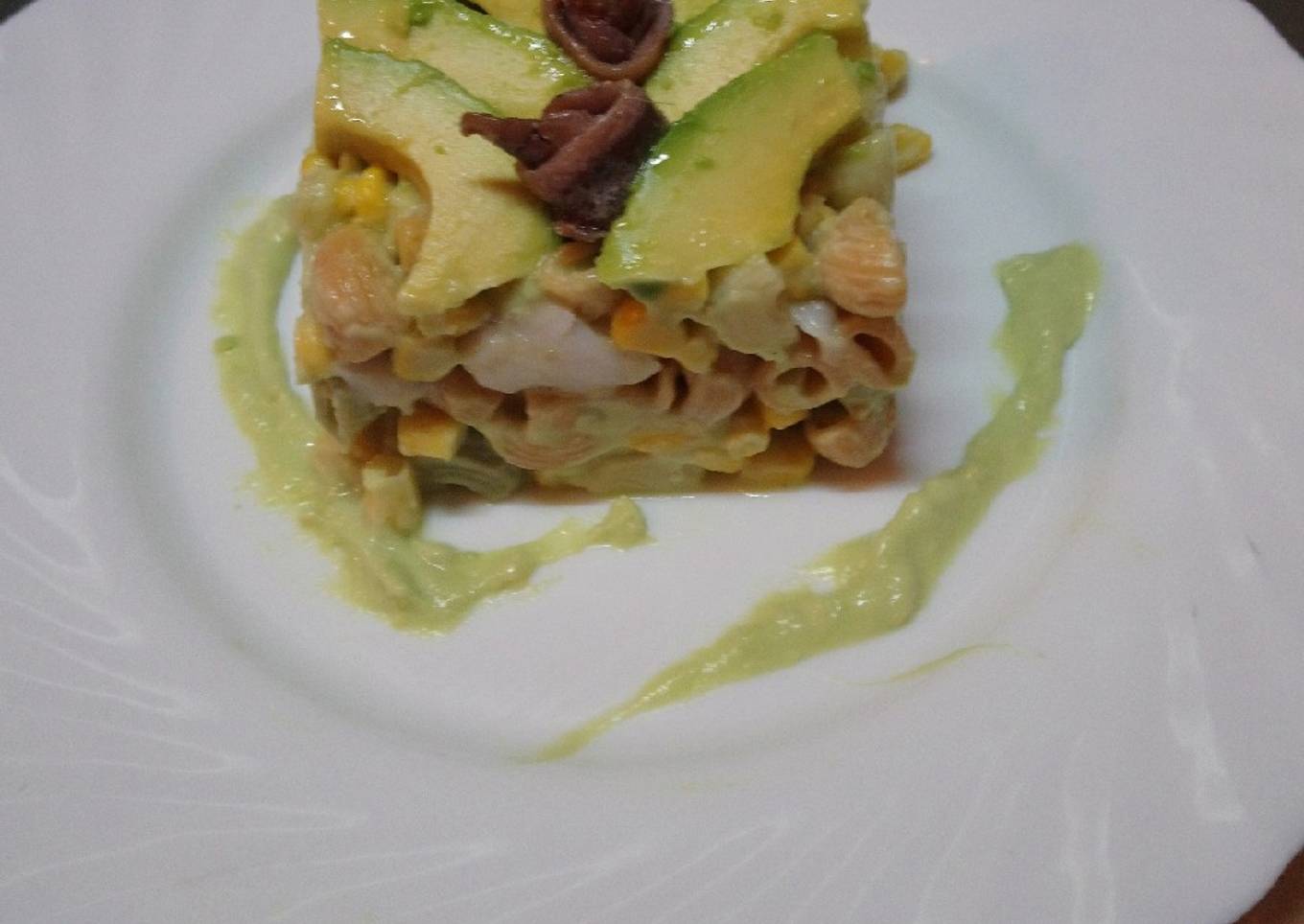 Ensalada de pasta y aguacate