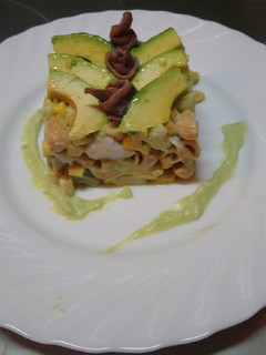 Una foto de Ensalada de pasta y aguacate