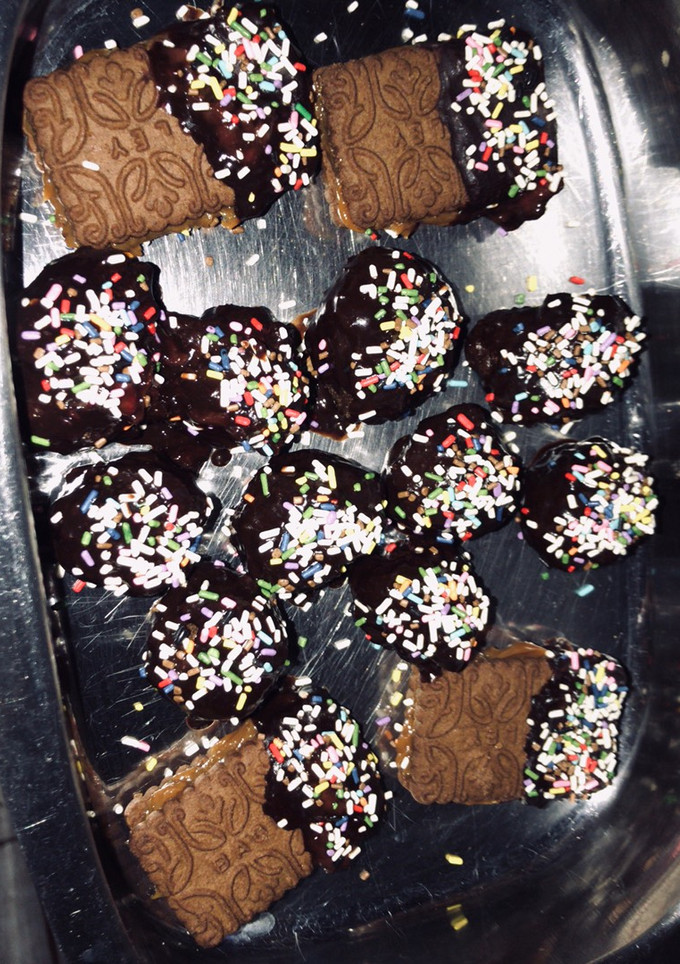 Una foto de Alfajorcitos y trufas bañados en chocolate (2da receta de chocotrufas)