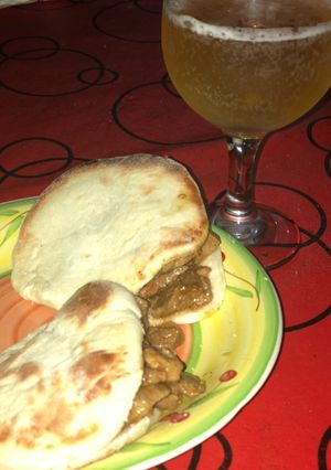 Una foto de Sándwich de bondiola con pan árabe casero!!