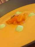 Gazpacho de mango con salmón y crema de aguacate