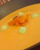 Gazpacho de mango con salmón y crema de aguacate