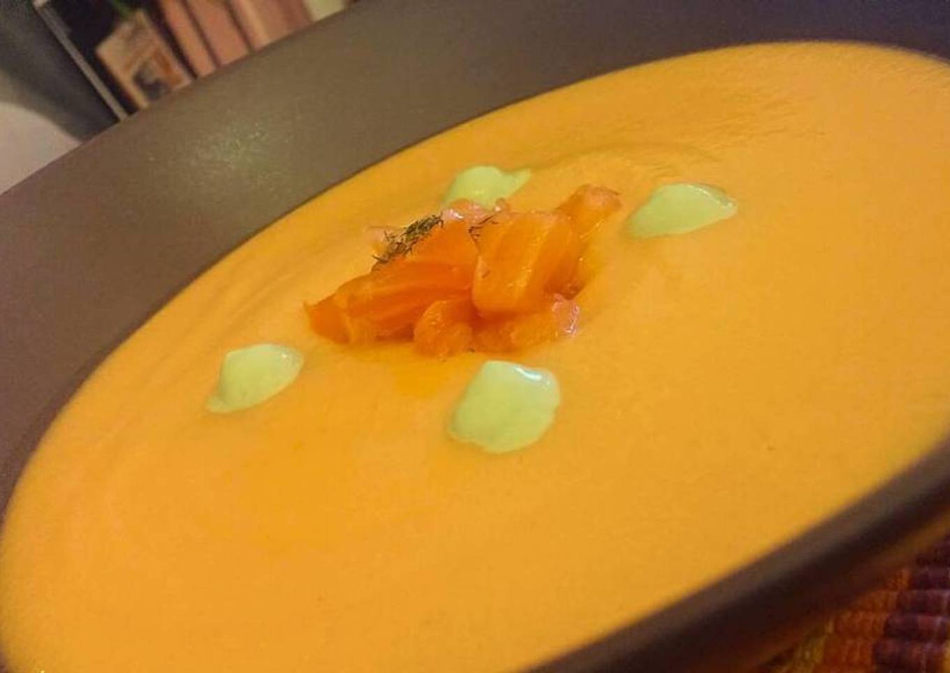 Gazpacho de mango con salmón y crema de aguacate