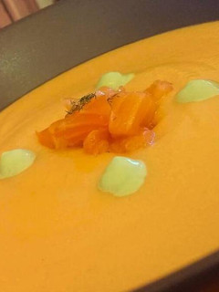 Una foto de Gazpacho de mango con salmón y crema de aguacate