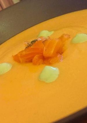Una foto de Gazpacho de mango con salmón y crema de aguacate