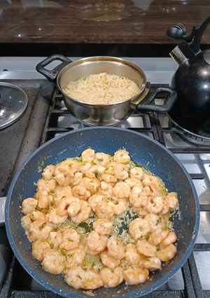 Una foto de Camarones al ajillo