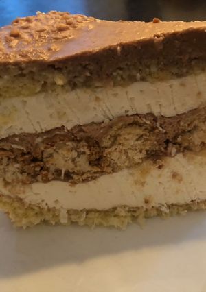 O poză a rețetei Tort entremet cu nuci Raffaello.