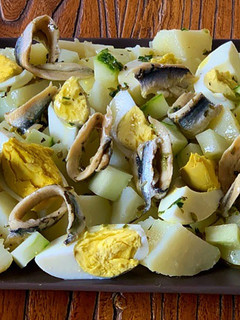 Una foto de Ensalada de patatas, pepino y boquerones