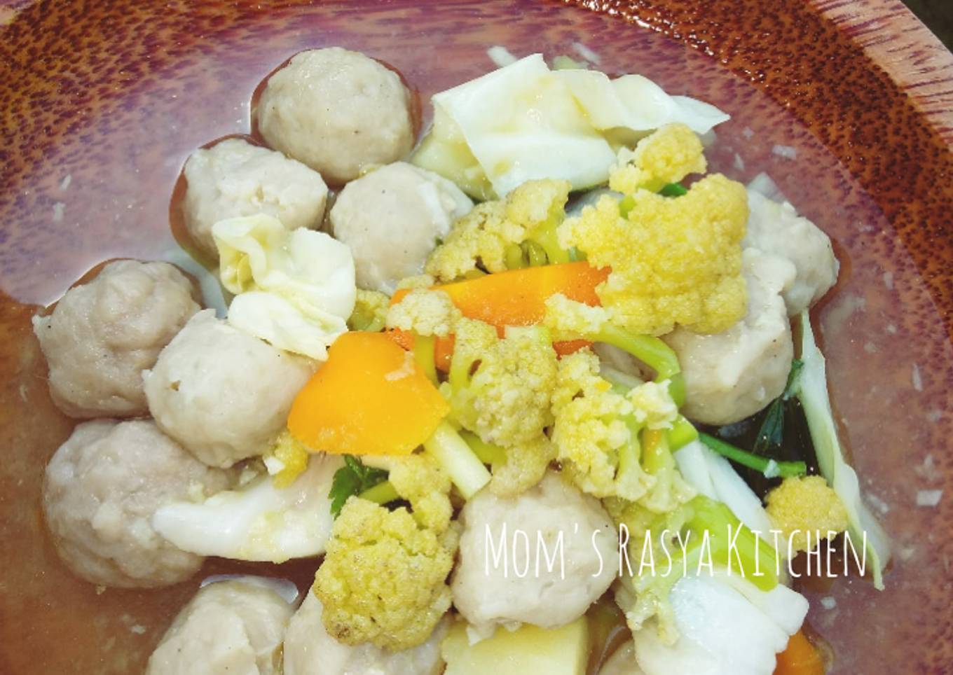 Sup bakso dengan sayuran