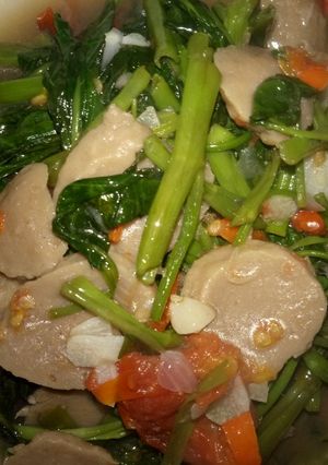Foto resep Tumis kangkung bakso pedas