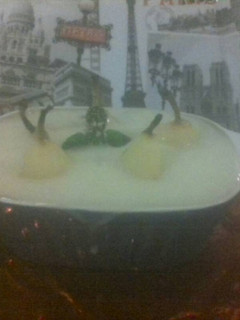 Una foto de Peras en crema de menta