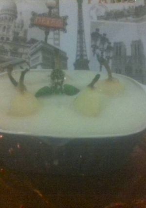 Una foto de Peras en crema de menta