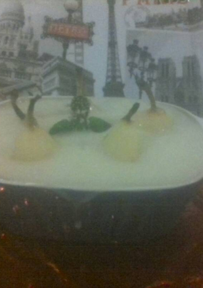 Una foto de Peras en crema de menta
