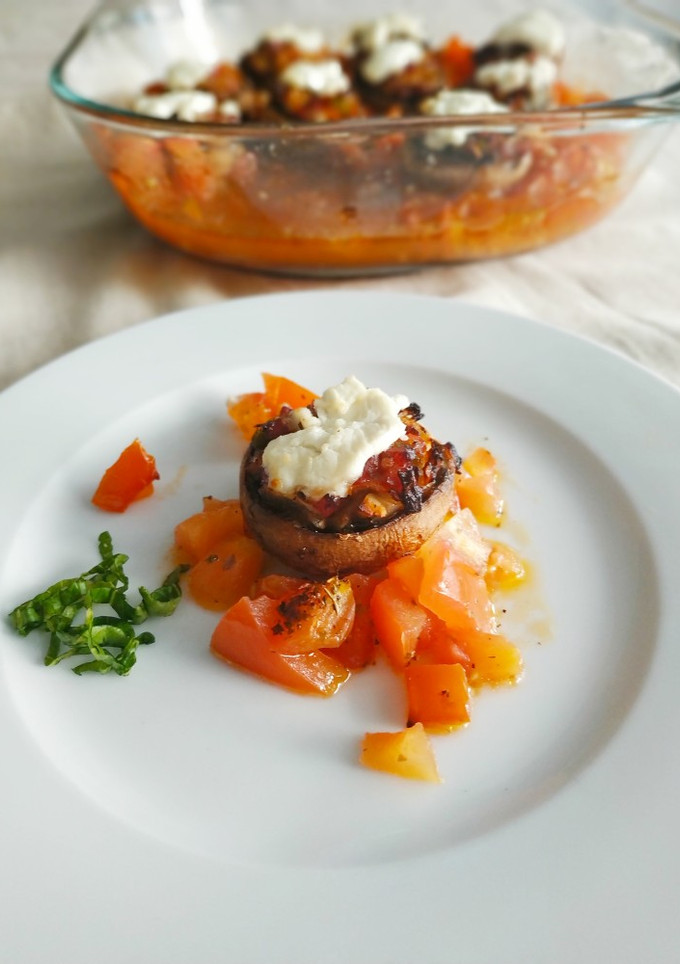 Una foto de Champiñones rellenos con taquitos de jamón serrano
