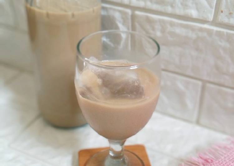Bagaimana Menyiapkan Es kopi susu gula aren yang Bisa Manjain Lidah