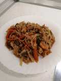 Noodles con verduras, pollo y gambas